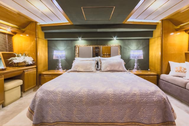 Ferretti 80 5