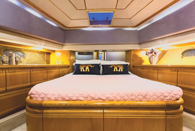Ferretti 80 6